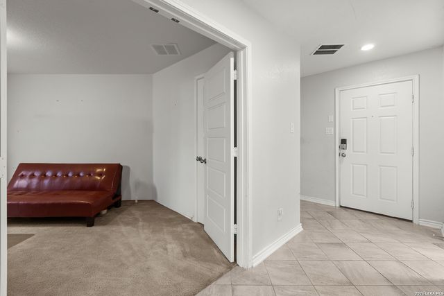 1635 IRON CRK, San Antonio, TX 78245