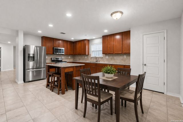 1635 IRON CRK, San Antonio, TX 78245