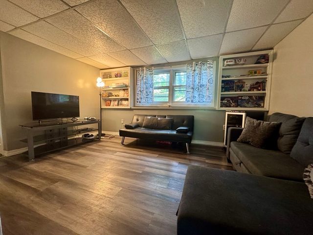 150 Podunk Rd, Sturbridge, MA 01566