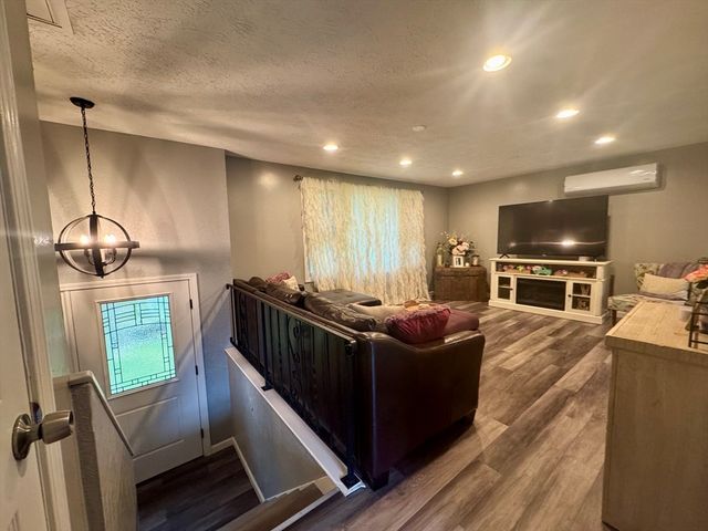 150 Podunk Rd, Sturbridge, MA 01566