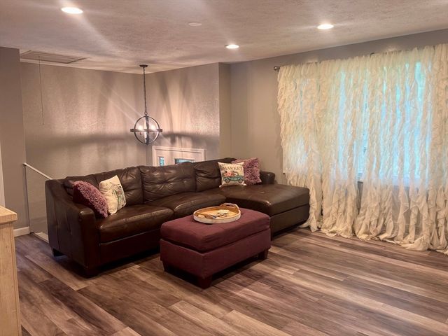150 Podunk Rd, Sturbridge, MA 01566