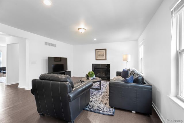 21422 Navarra Drive, Lyon Charter Township, MI 48178