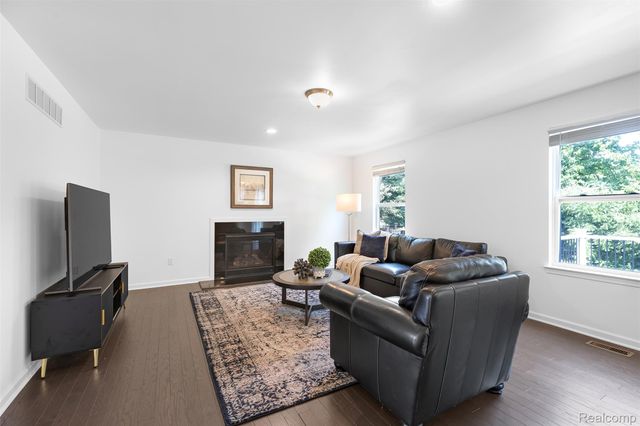 21422 Navarra Drive, Lyon Charter Township, MI 48178