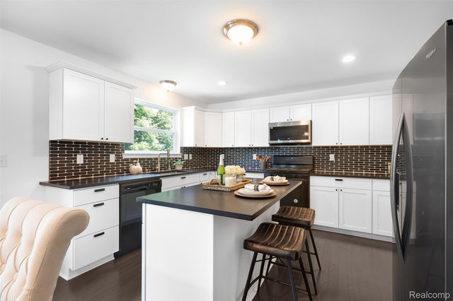 21422 Navarra Drive, Lyon Charter Township, MI 48178