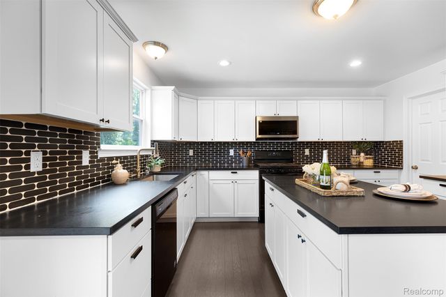 21422 Navarra Drive, Lyon Charter Township, MI 48178