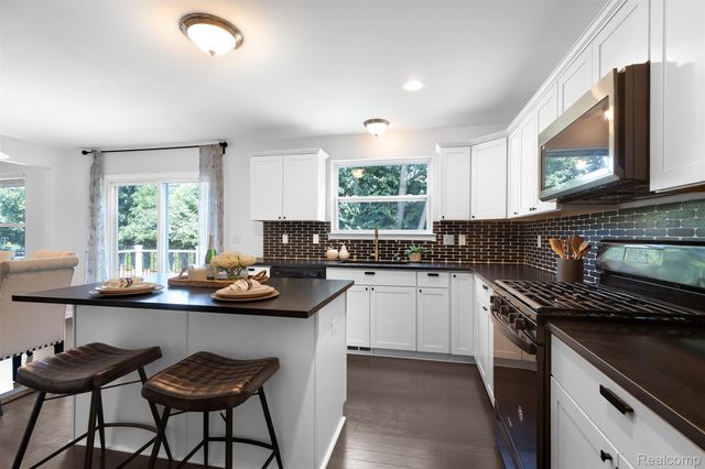 21422 Navarra Drive, Lyon Charter Township, MI 48178