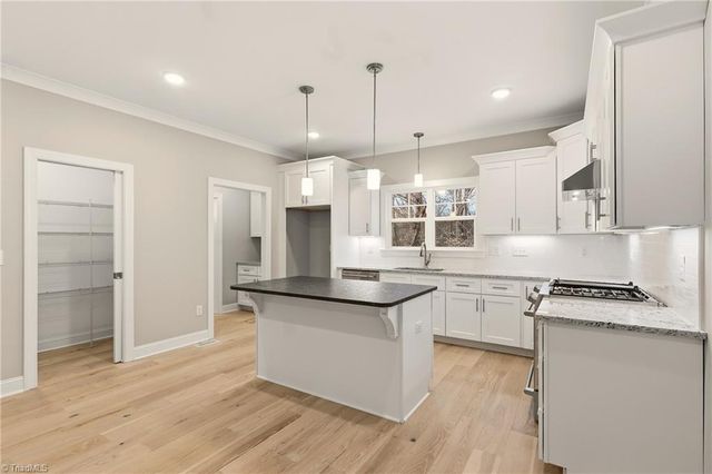 3961 Rookwood Lane, Winston-salem, NC 27106