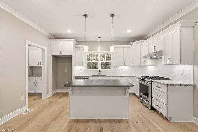 3961 Rookwood Lane, Winston-salem, NC 27106