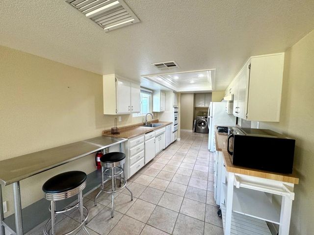 2231 N Los Alamos Road, Palm Springs, CA 92262