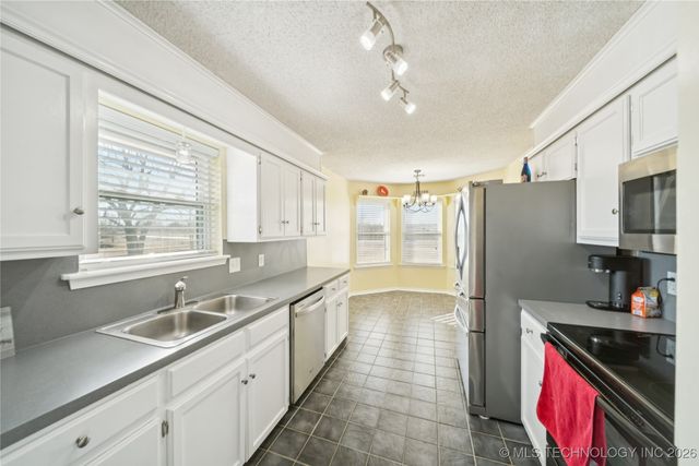 20665 S Carefree Drive, Claremore, OK 74019