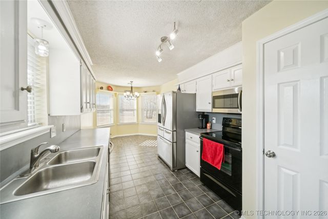 20665 S Carefree Drive, Claremore, OK 74019