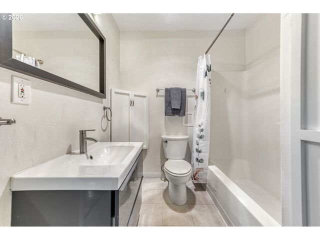 7335 Se HENDERSON St, Portland, OR 97206