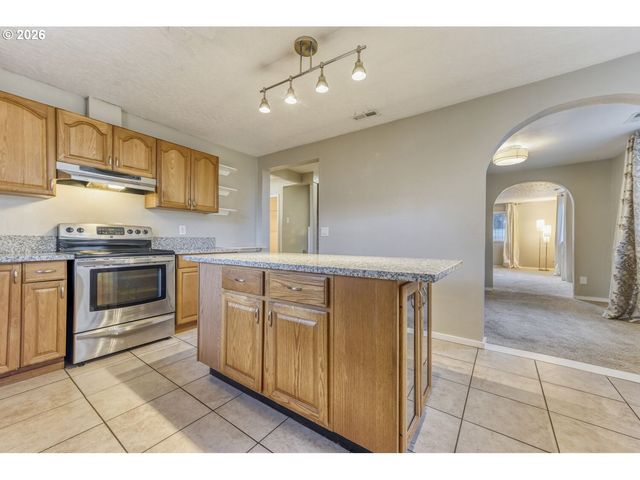 7335 Se HENDERSON St, Portland, OR 97206