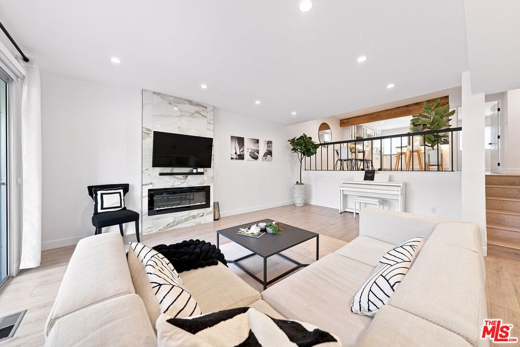 Image 1 of property listing at 13235 Fiji Way, Unit F, Los Angeles, CA 90292