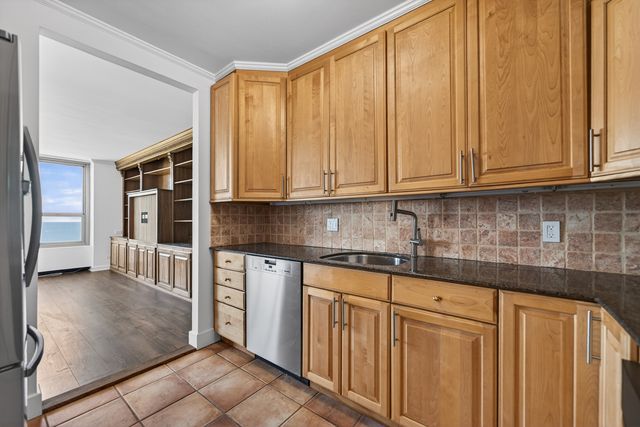 1550 N Lake Shore Drive 25C, Chicago, IL 60610