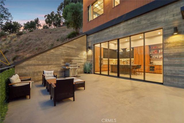 8504 Outland View Drive, Sun Valley, CA 91352