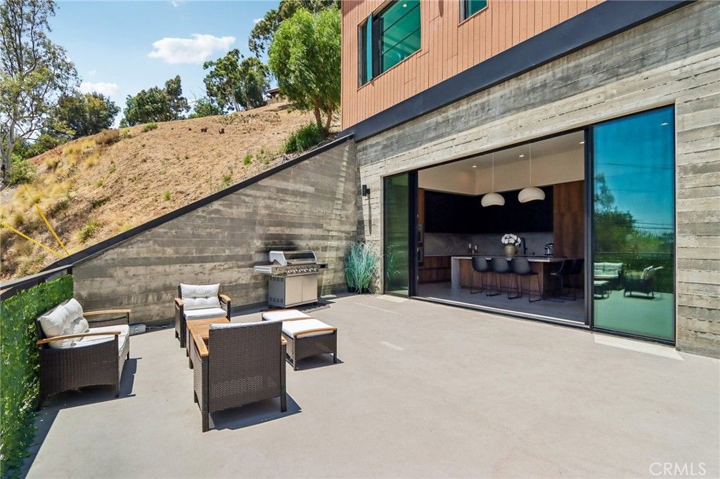 Image 14 of property listing at 8504 Outland View Drive, Sun Valley, CA 91352
