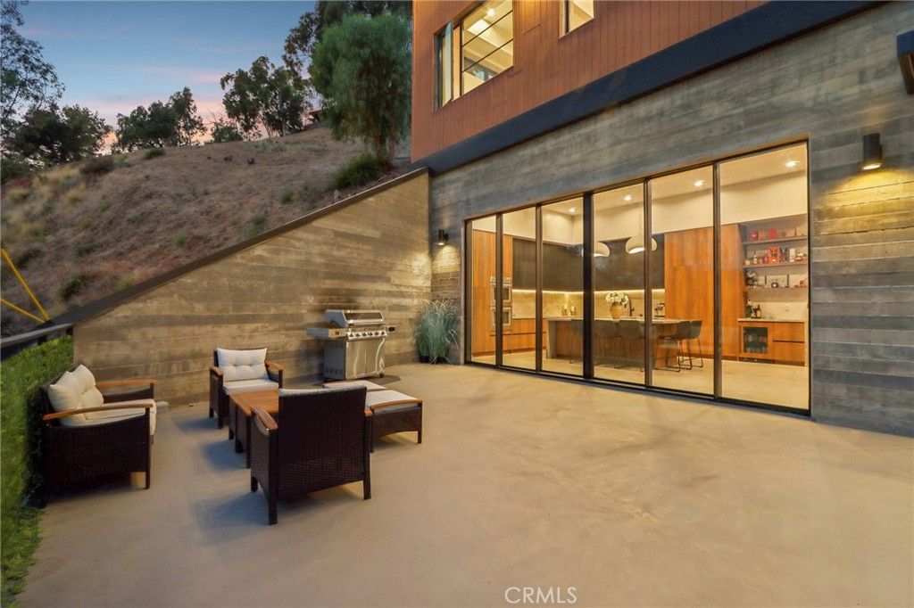 Image 32 of property listing at 8504 Outland View Drive, Sun Valley, CA 91352