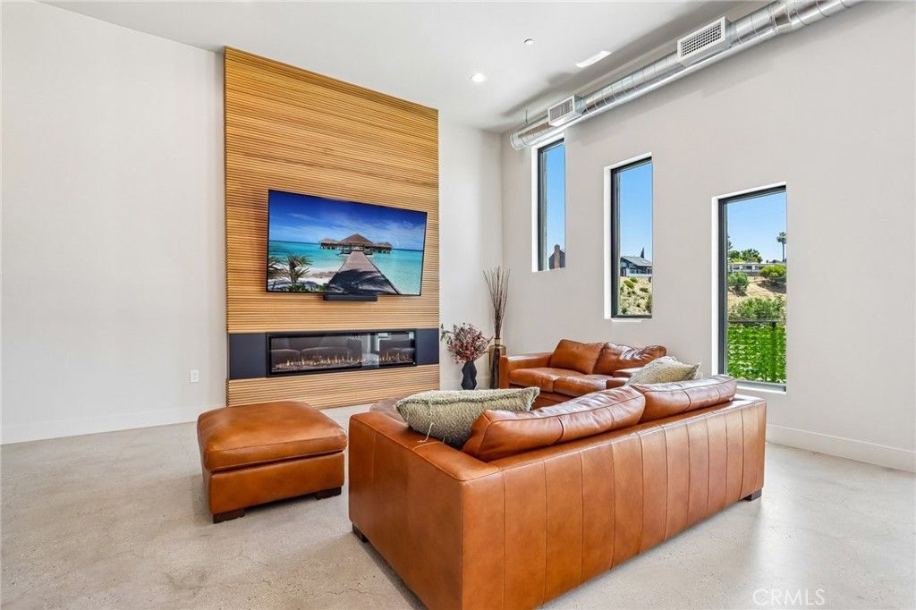 Image 7 of property listing at 8504 Outland View Drive, Sun Valley, CA 91352