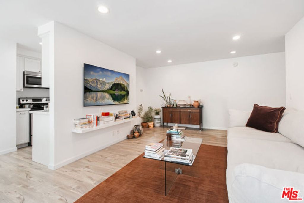 525 N Sycamore Avenue 301, Los Angeles, CA 90036