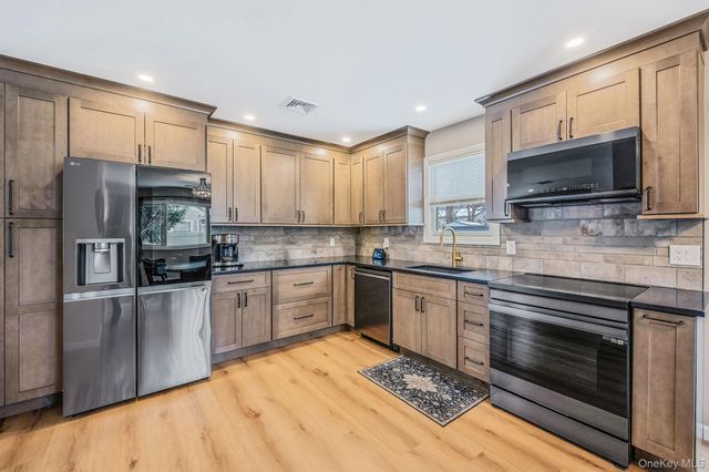 33 Loughlin Drive, Shirley, NY 11967