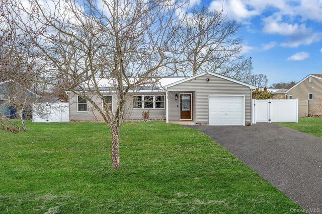 33 Loughlin Drive, Shirley, NY 11967