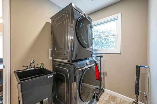 33 Loughlin Drive, Shirley, NY 11967