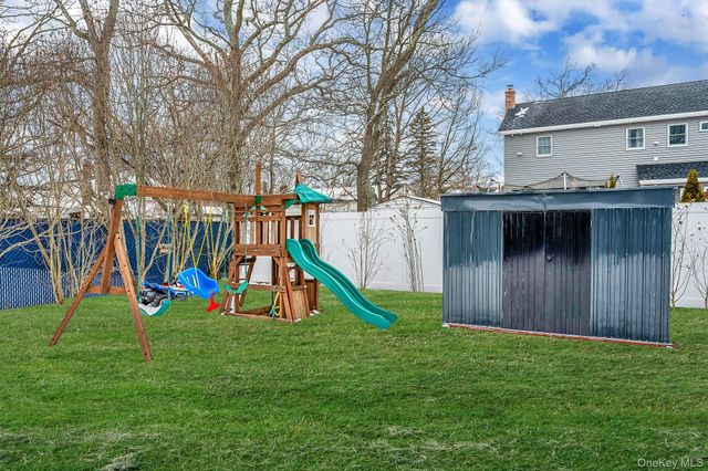 33 Loughlin Drive, Shirley, NY 11967