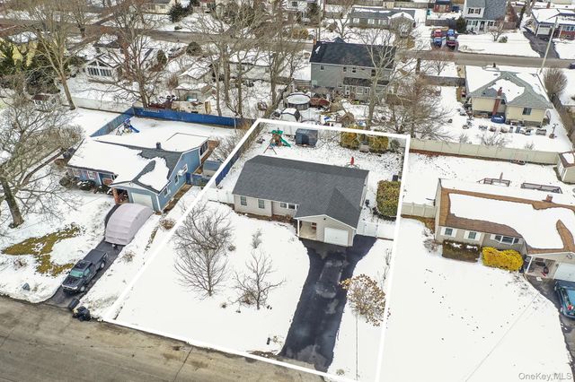 33 Loughlin Drive, Shirley, NY 11967