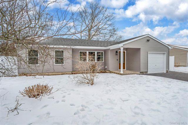 33 Loughlin Drive, Shirley, NY 11967