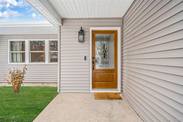 33 Loughlin Drive, Shirley, NY 11967