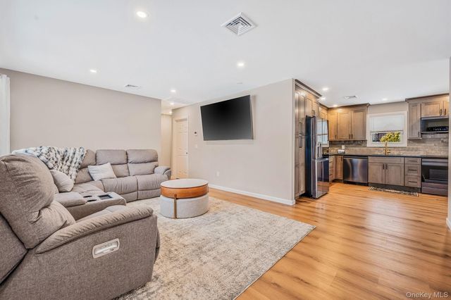 33 Loughlin Drive, Shirley, NY 11967