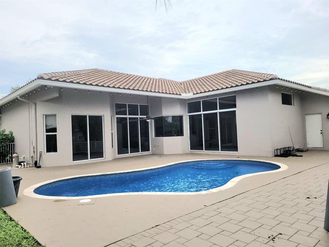 5039 Kensington Cir, Coral Springs, FL 33076