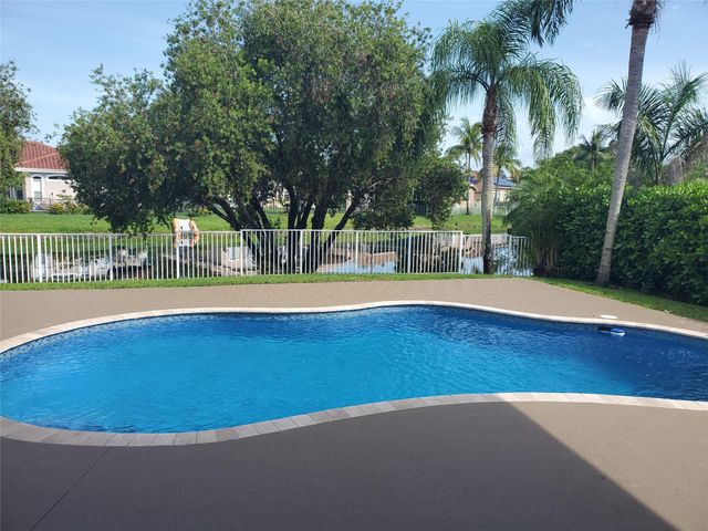 5039 Kensington Cir, Coral Springs, FL 33076