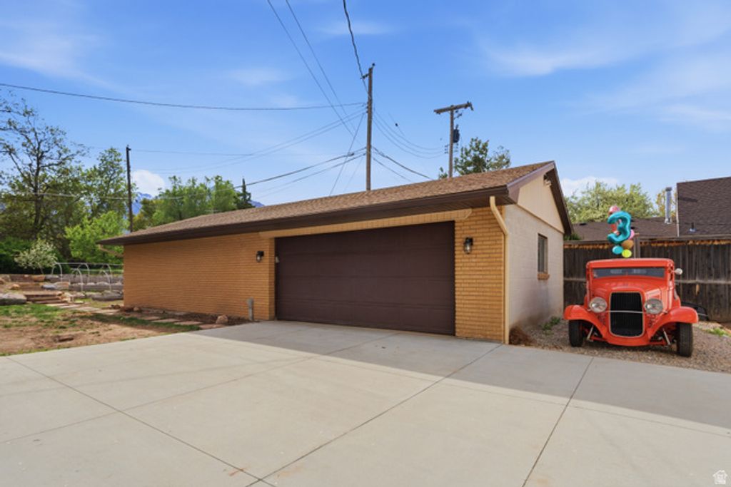Image 32 of property listing at 2052 E 3780 S, Millcreek, UT 84109