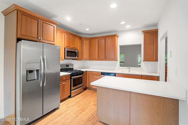 39 W Aspen Way, Aberdeen, NJ 07747