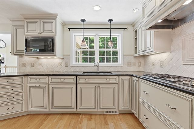 7 Parsons Lane, Billerica, MA 01821