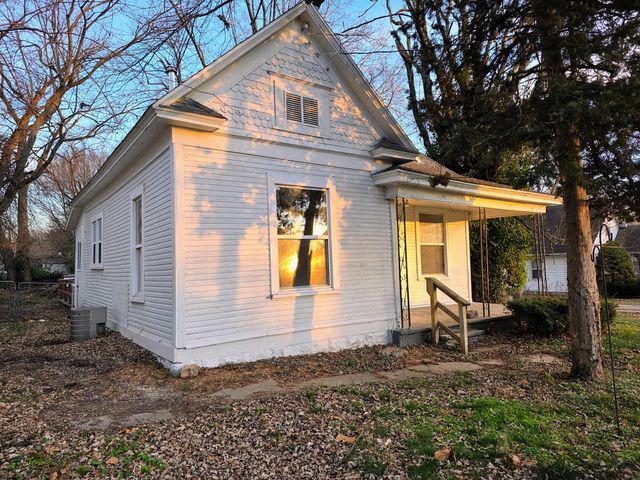 934 N National Avenue, Springfield, MO 65802