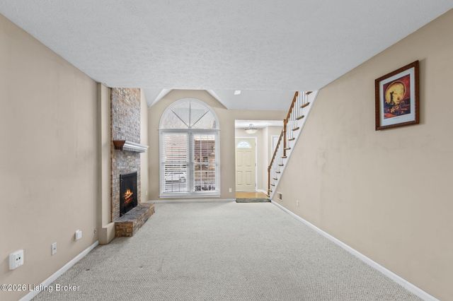 8008 Cloudcroft Ln, Louisville, KY 40220