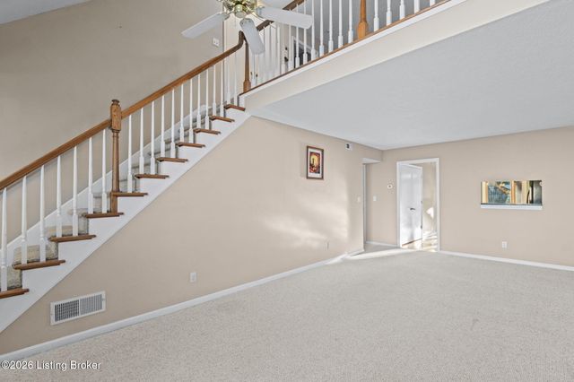 8008 Cloudcroft Ln, Louisville, KY 40220