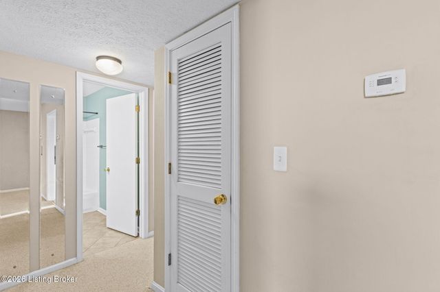 8008 Cloudcroft Ln, Louisville, KY 40220