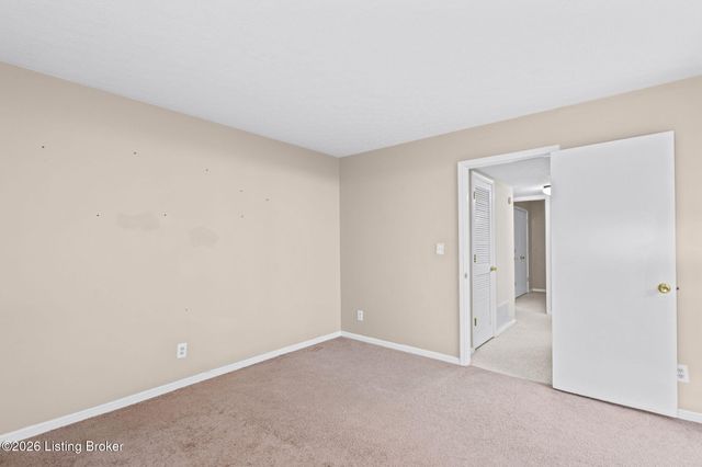 8008 Cloudcroft Ln, Louisville, KY 40220