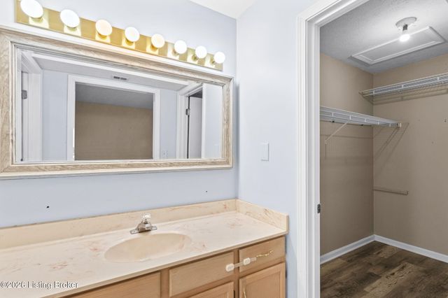 8008 Cloudcroft Ln, Louisville, KY 40220