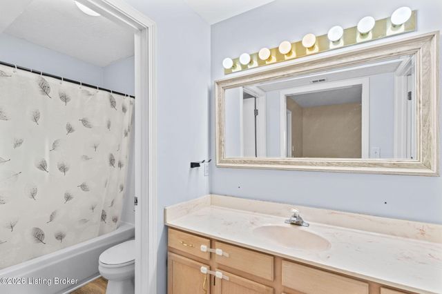 8008 Cloudcroft Ln, Louisville, KY 40220