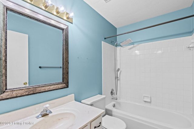 8008 Cloudcroft Ln, Louisville, KY 40220