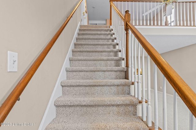 8008 Cloudcroft Ln, Louisville, KY 40220