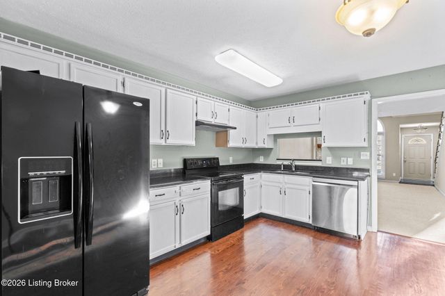 8008 Cloudcroft Ln, Louisville, KY 40220