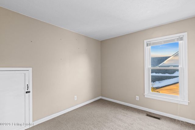 8008 Cloudcroft Ln, Louisville, KY 40220