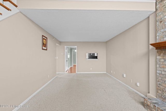 8008 Cloudcroft Ln, Louisville, KY 40220