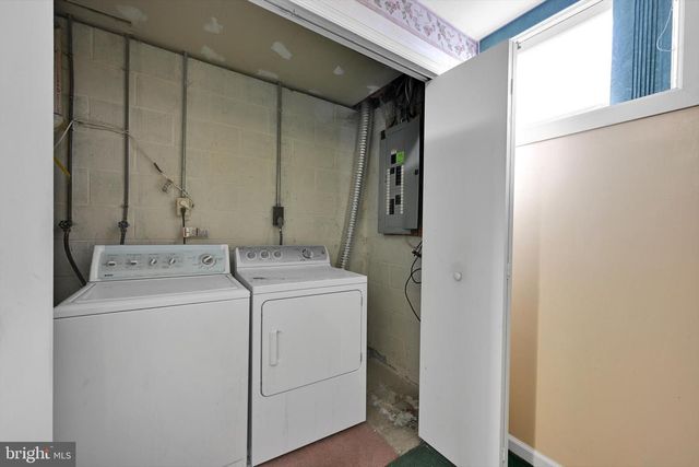 39 MANOR OAKS DR, Millersville, PA 17551